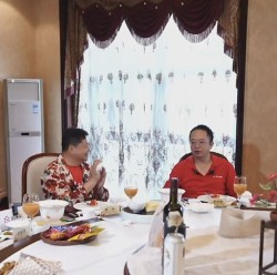 周鸿祎现身荣昌：品尝美食，与“卤鹅哥”直播